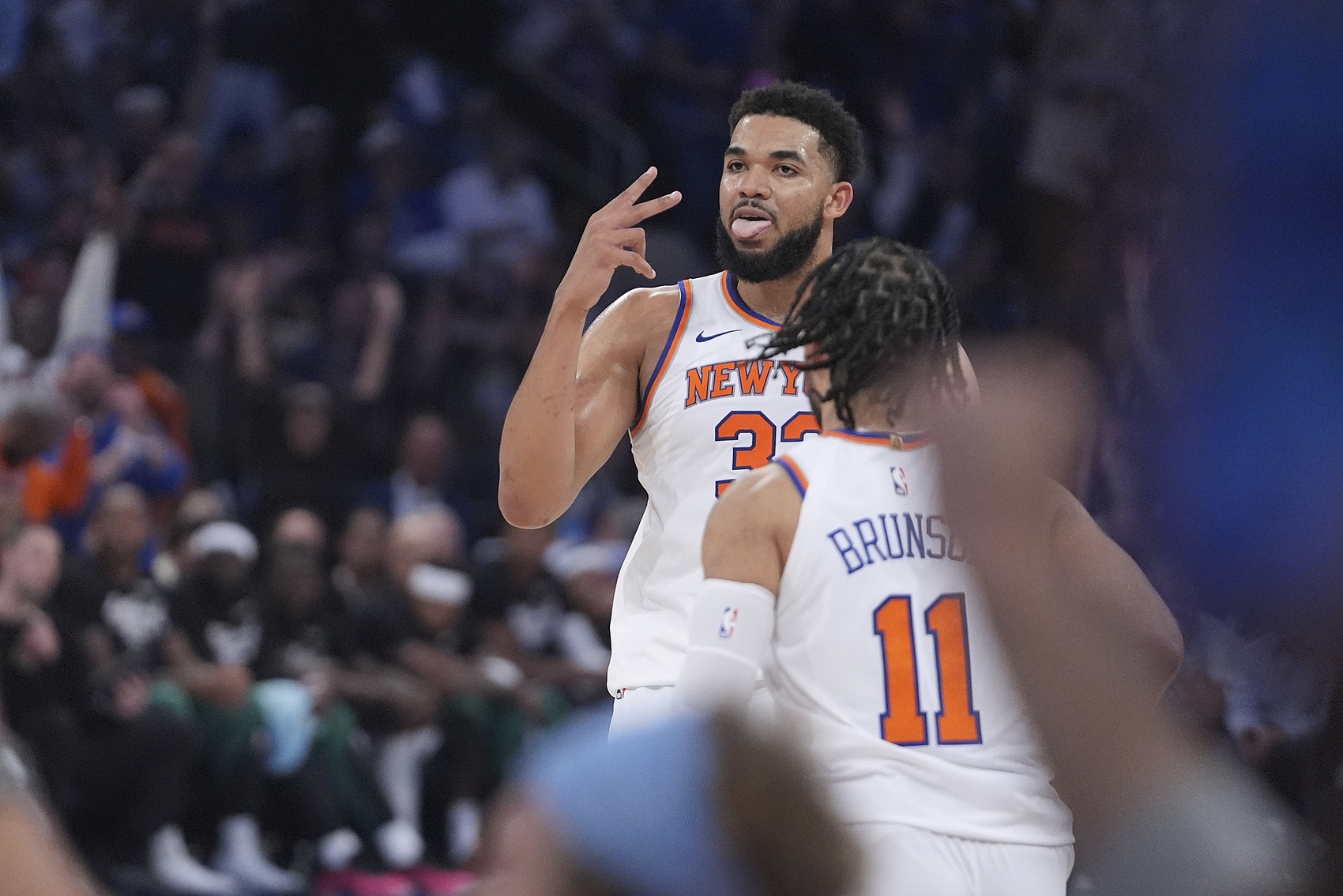 开云网页-张佳玮：当下尼克斯像1辆配件齐全但慢热的车 勇士又是输人不输阵